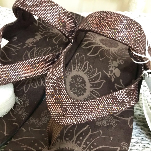 NIB Vionic Cocoa Sandals in Bronze Snake - Picture 12 of 16